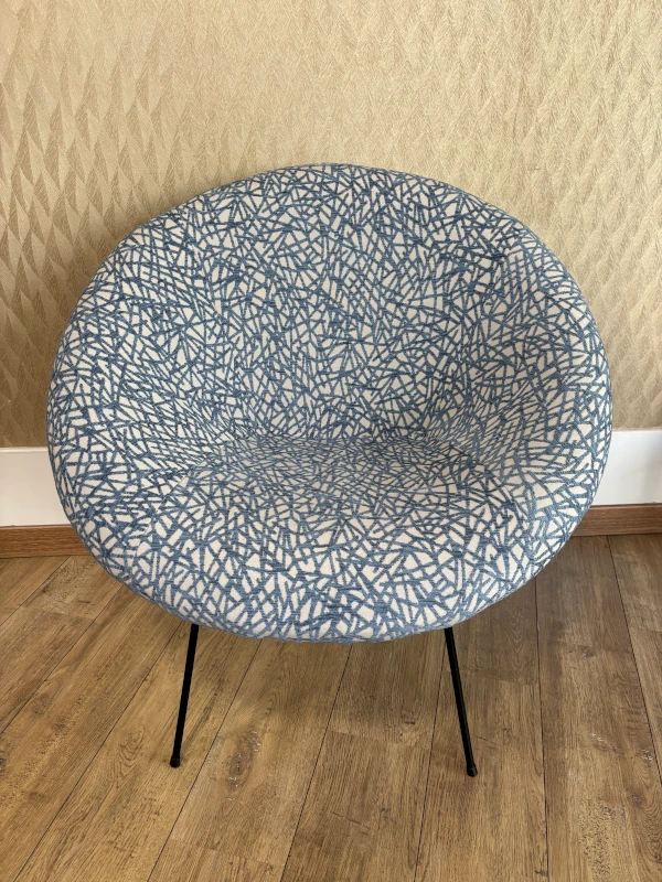 Fauteuil contemporain retapissé avec un tissu graphique bleu et blanc