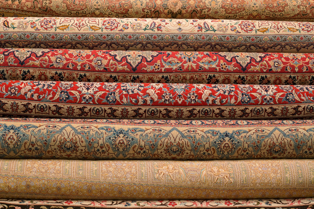 Collection de tapis d'Orient persans empilés