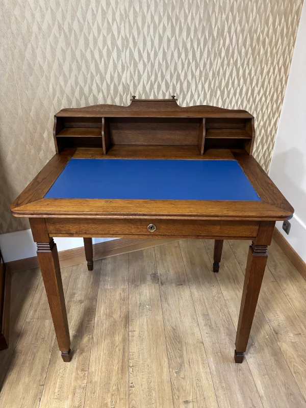 Restauration d'un bureau à gradin en bois massif